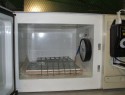Inkubátor z microvlnky malý s vlhkoměrem uvnitř zleva